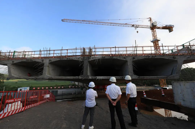 羅鹿高速公路湘桂鐵路立交橋成功轉(zhuǎn)體，精準(zhǔn)施工展現(xiàn)專(zhuān)業(yè)實(shí)力